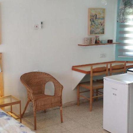 Jordan Valley One Room Apartment Menaẖemya Exteriör bild