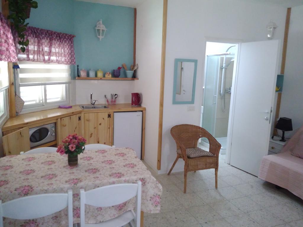 Jordan Valley One Room Apartment Menaẖemya Exteriör bild