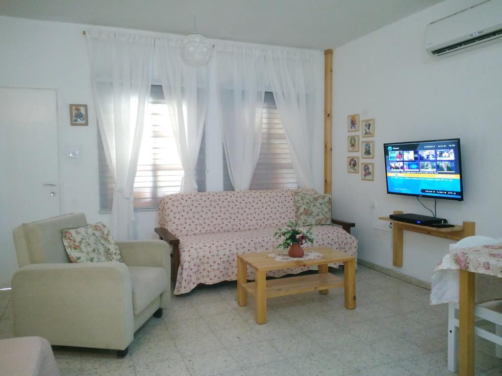 Jordan Valley One Room Apartment Menaẖemya Exteriör bild