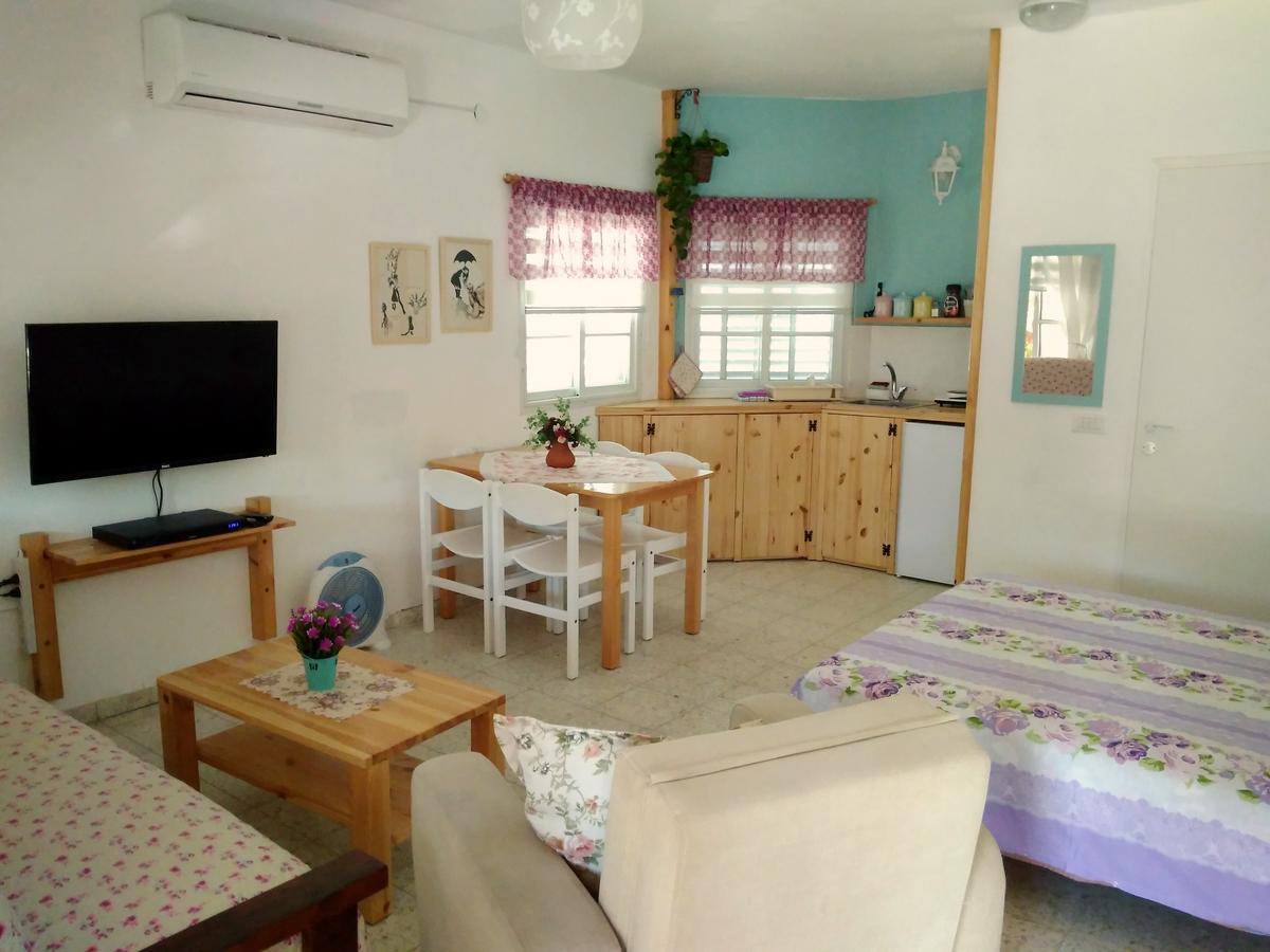Jordan Valley One Room Apartment Menaẖemya Exteriör bild