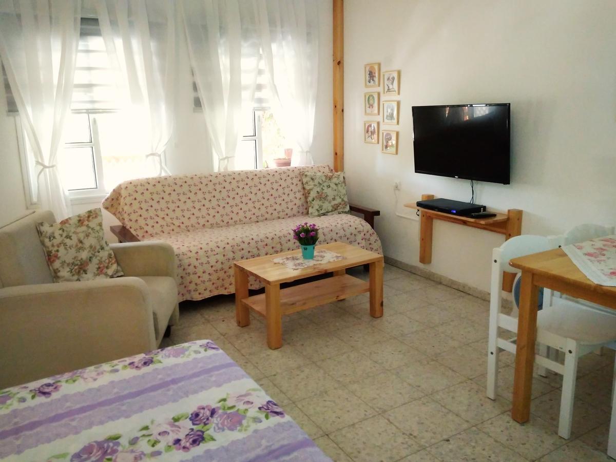 Jordan Valley One Room Apartment Menaẖemya Exteriör bild